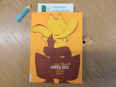 „Kowboj Ross: jak przetrwać szkołę, widząc na jedno oko” Rob Harrel (powieść młodzieżowa 10+, 344 str., 2023)