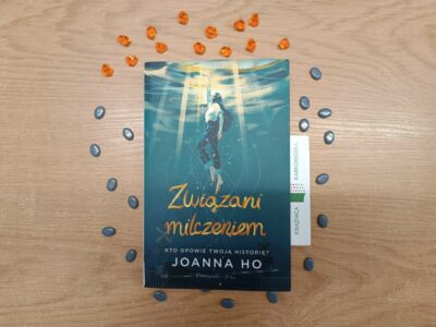 „Związani milczeniem” Joanna Ho (powieść młodzieżowa 14+, 496 str., 2023)