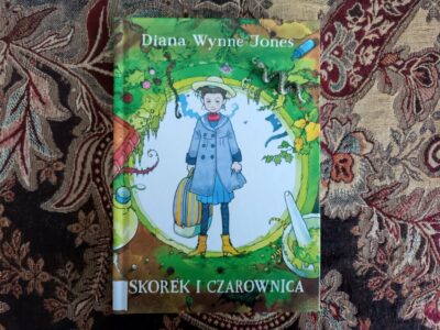„Skorek i czarownica” tekst: Diana Wynne Jones, ilustracje: Miho Satake (opowiadanie dla dzieci 10+, 128 str., 2022)