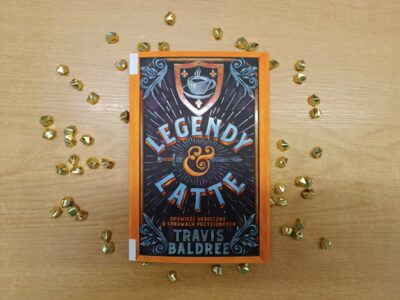 „Legendy & latte” Travis Baldree (powieść fantasy z dużą liczbą elementów obyczajowych 15+, 335 str., 2022)