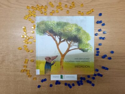 „Medalion” Ewa Zawisza-Wilk, ilustracje: Paweł Wąsowicz (opowiadanie 5+, 44 str., 2024)