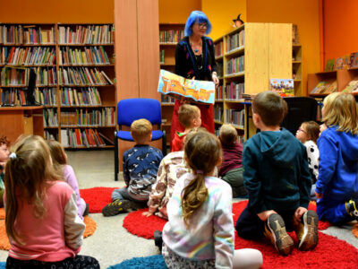 F4- Pierwsza wizyta Żabek w bibliotece