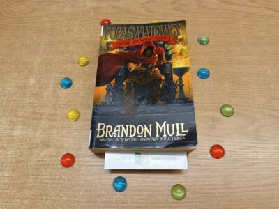 „Świat bez bohaterów – Pozaświatowcy. Tom 1” Brandon Mull (powieść 14+, fantastyka, 544 str., 2013)