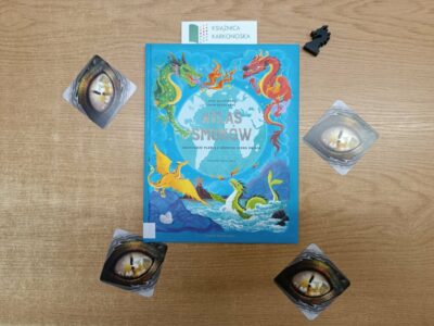 „Atlas smoków: jaszczurze plemię z różnych stron świata” tekst: Anna Claybourne, ilustracje: Pham Quang Phuc (książka popularnonaukowa 6+, 48 str., 2024)