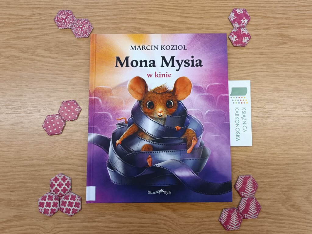 „Mona Mysia w kinie” tekst: Marcin Kozioł; ilustracje: Monika Urbaniak (bogato ilustrowana powiastka 6+, 48 str., 2025)