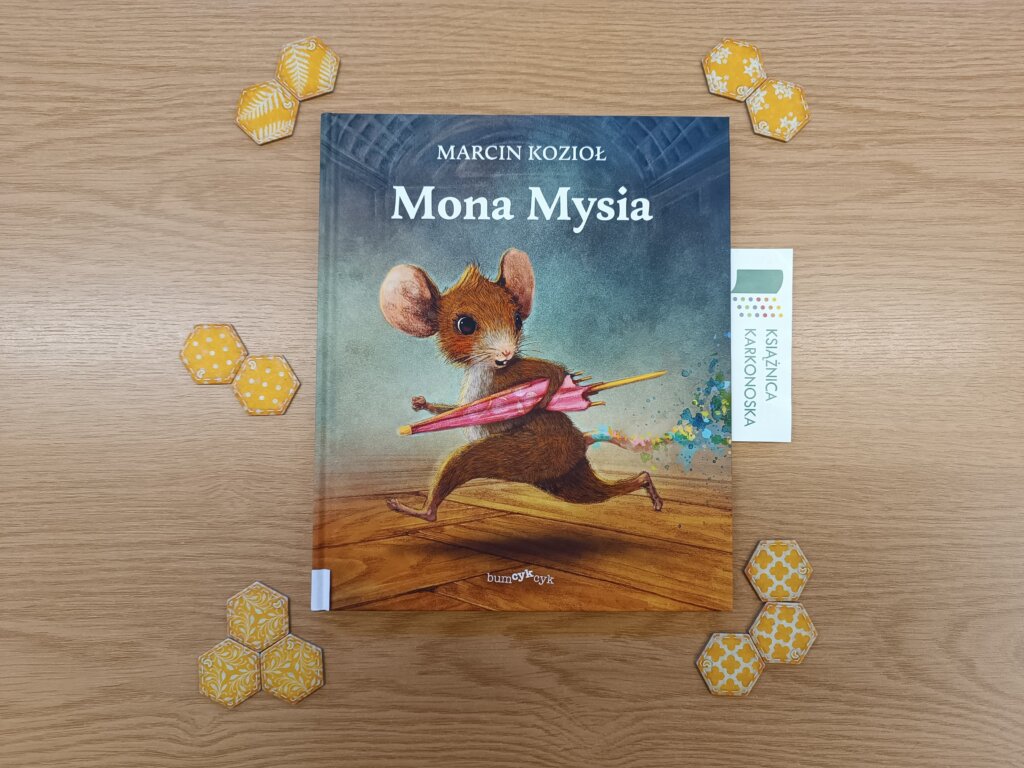 „Mona Mysia” tekst: Marcin Kozioł; ilustracje: Monika Urbaniak (bogato ilustrowana powiastka 6+, 48 str., 2024)